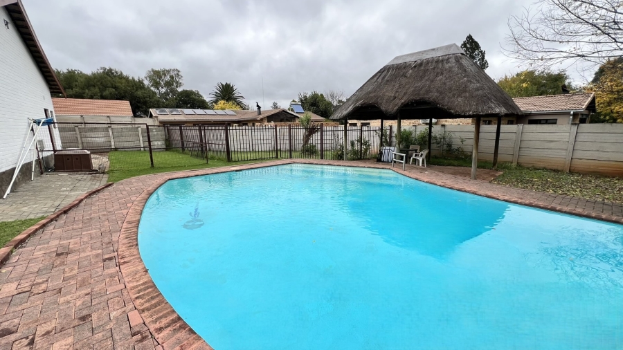 4 Bedroom Property for Sale in Langenhovenpark Free State
